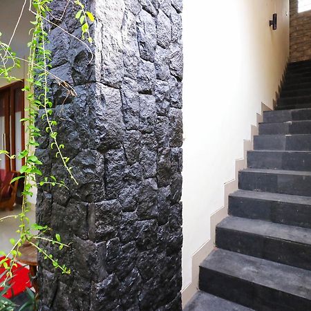 D'Astri Guesthouse Sanur Redpartner Денпасар Экстерьер фото