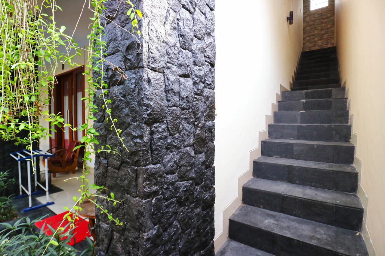 D'Astri Guesthouse Sanur Redpartner Денпасар Экстерьер фото